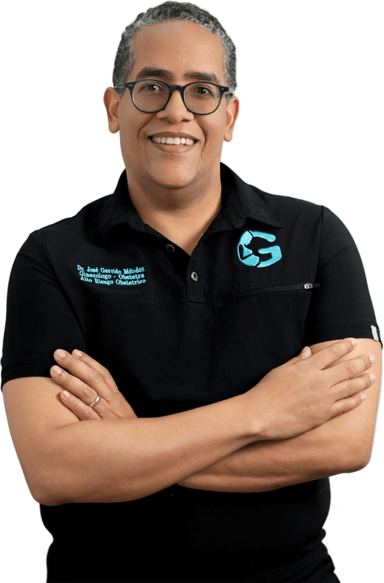 Dr. José Garrido Méndez, ginecólogo obstetra, de brazos cruzados