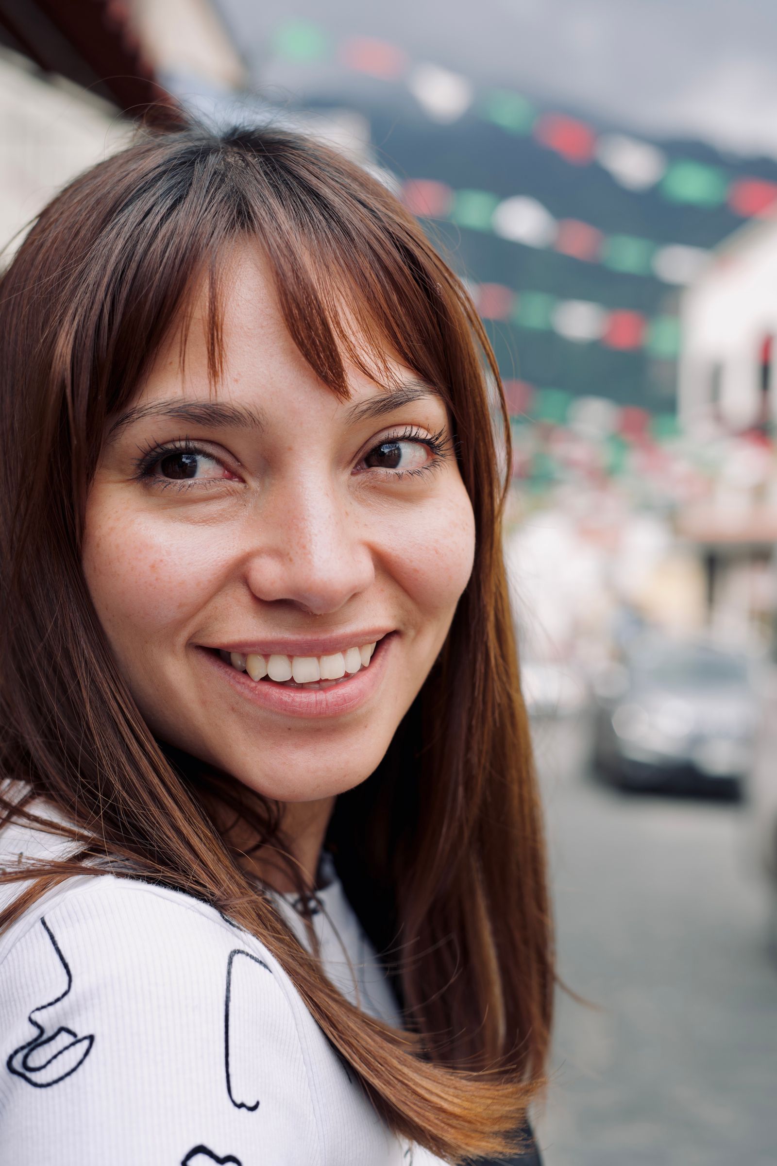 Mujer sonriendo, retrato de cerca con luz natural